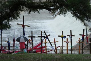 Rain falls over the improvised monument for flood victims along the Guadeloupe River, Sunday, 13. July 2025. In Kerrville, Texas